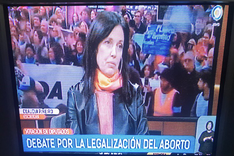 "Creo que va a ganar la Ley por el Aborto Legal, porque la ley va a ganar en cualquier caso en el futuro. Hoy 8 de cada 10 chicxs están a favor. Y dentro de poco votan esos jóvenes" dice <a href="/claudiapineiro/">Claudia Piñeiro 💚 🧡</a>. Qué fuego el de Claudia, qué power su palabra para #QueElAbortoSeaLey 🔥💚