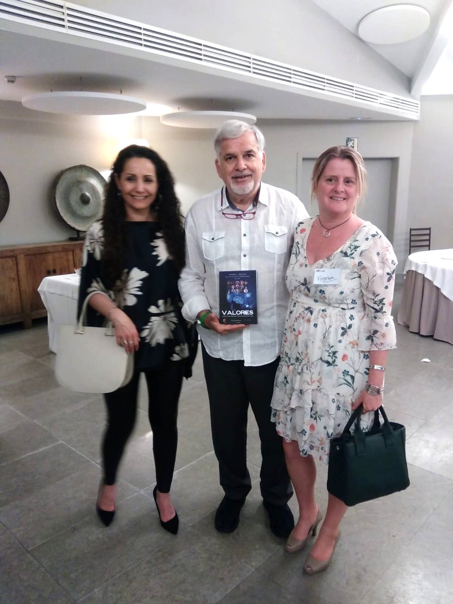 Gracias Virginia y Nieves de <a href="/EnglishWorldC/">English World Center</a> por vuestra simpatía y calidez en la recepción a <a href="/simon_dolan/">Simon L. Dolan GFWF</a> en #Elx. Esta tarde nos veremos en el gran evento #simondolanelx!!! Vamos a disfrutarlo a tope!!