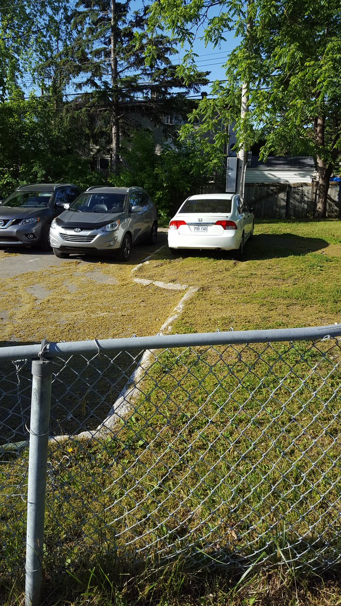 ouidram's tweet photo. @exo6_DM unpatrolled parking lot #3 today and yesterday. No space left? Park on the lawn right next to the park. https://t.co/6Fi0gSgnKd