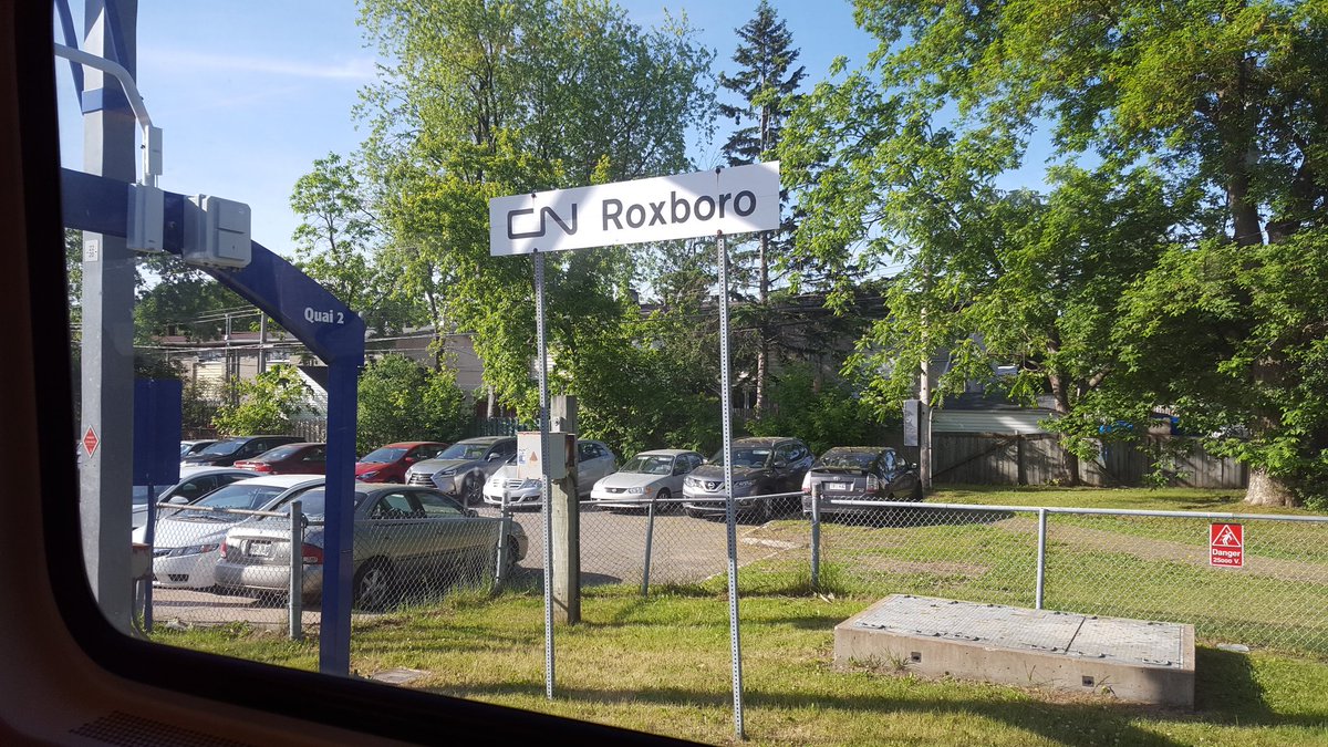 ouidram's tweet photo. @exo6_DM unpatrolled parking lot #3 today and yesterday. No space left? Park on the lawn right next to the park. https://t.co/6Fi0gSgnKd