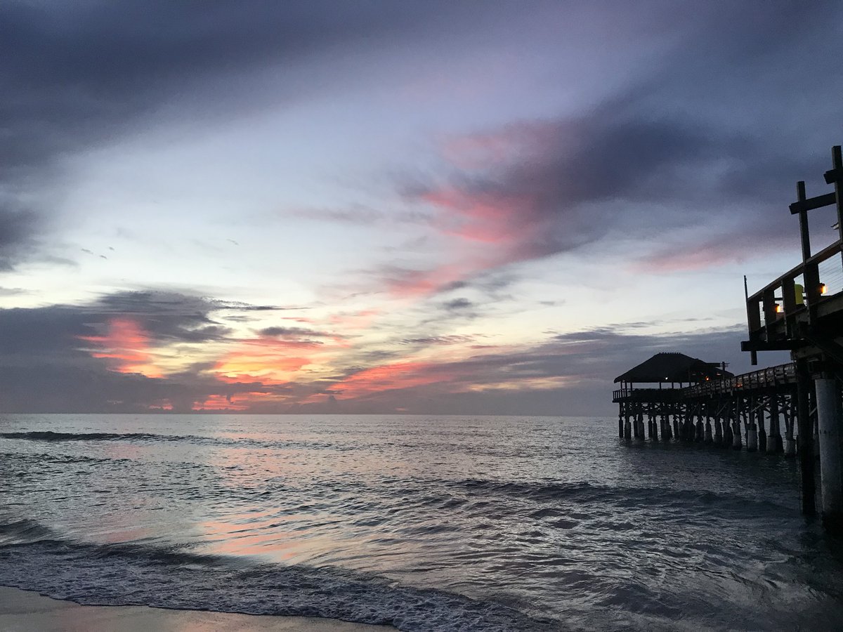 SurfNole's tweet photo. Sweet colors over the Atlantic this morning #cbpier #sunrise #cocoabeach #ocean https://t.co/NQZSyDHWAO
