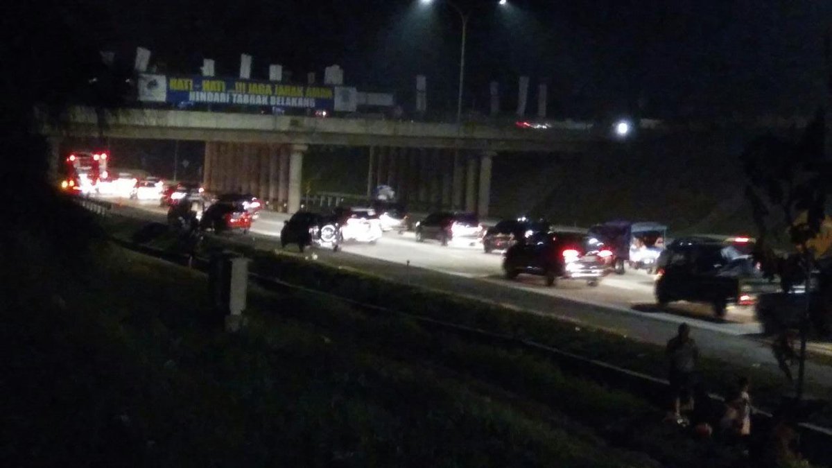 Tol Cipali. Ada Penumpukan di Rest Area 86B. Kondisi  KM 72 saat ini (18.50) arah Palimanan tersendat, sementara arah Jakarta kosong. <a href="/PRFMnews/">Radio PRFM</a> <a href="/RadioElshinta/">Radio Elshinta</a> <a href="/ElshintaBandung/">Elshinta Bandung</a> <a href="/SonoraFM92/">Radio Sonora Jakarta</a> <a href="/mudikkompas/">Mudik Kompas</a> <a href="/tmcpoldajabar/">TMC Polda Jabar</a>