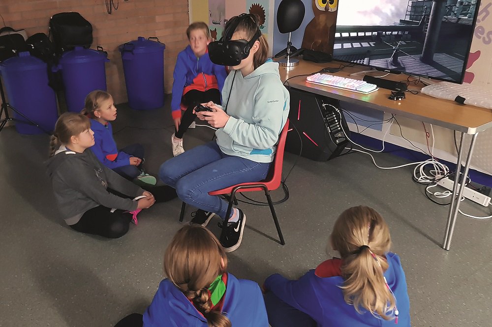 These girl #scouts have been awarded #VR Tech Awareness badges, in a #futuristic step for the group! Read more in the #June edition of Love #Saltash! 🤩🎮👏 Read> bit.ly/LSJun18VR #SaltashFeelsGood #Cornwall #SouthWest #VirtualReality #GirlScouts #Technology #Future