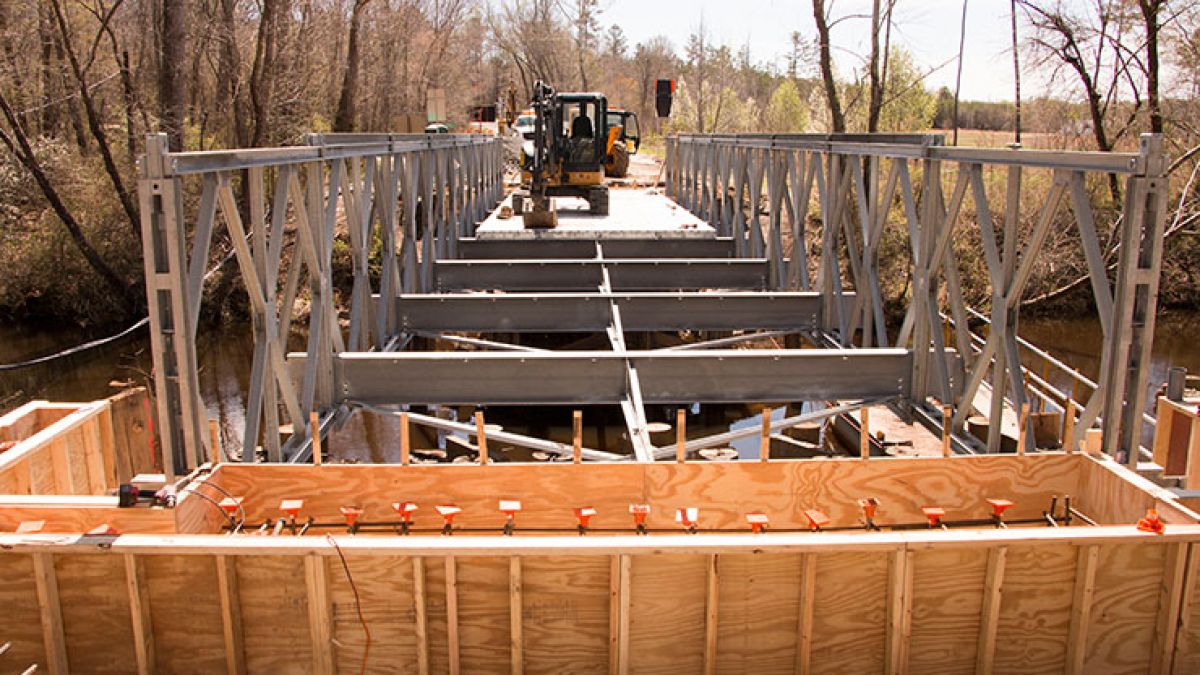 Mabey’s Compact 200 Bridge Reconnects Community After Old Bridge Is Decommissioned ow.ly/wIRJ30hFWDb