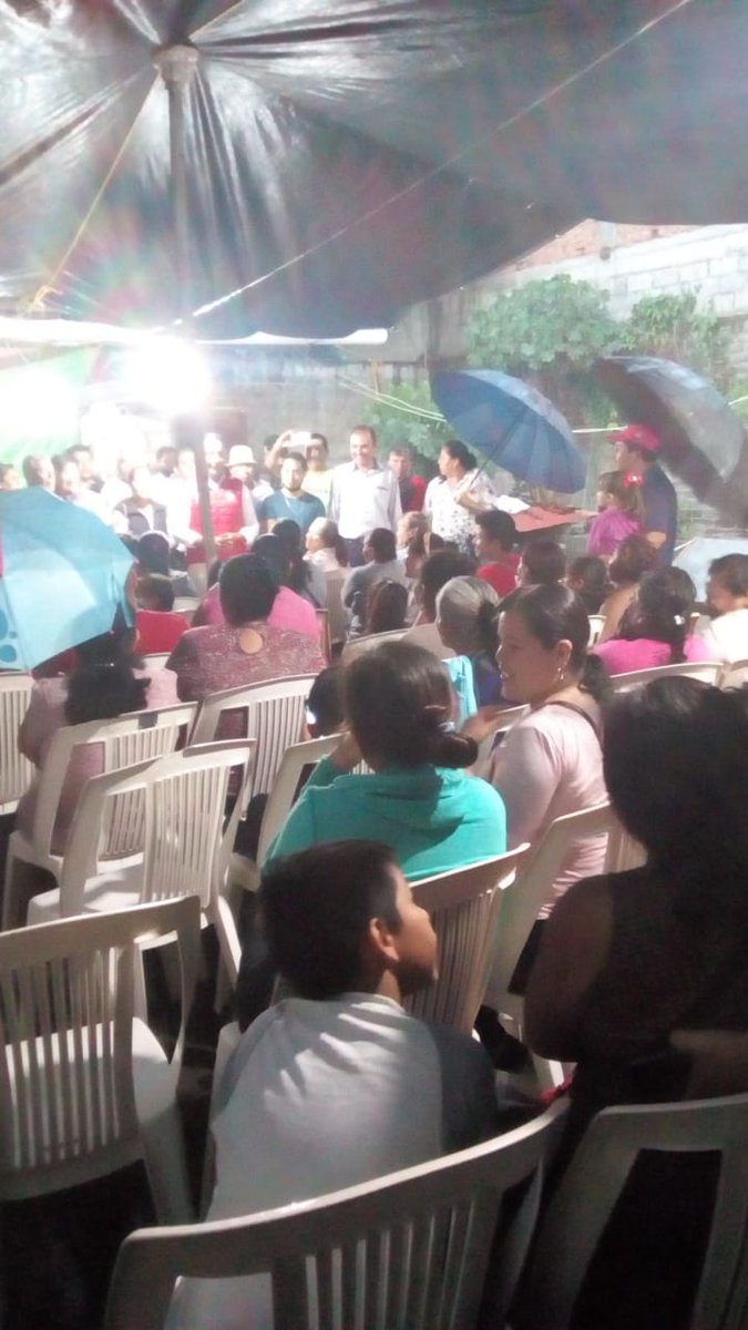 DanielServinFl's tweet photo. Cuando uno tiene claro que es lo que quiere nada ni nadie lo detiene.
A @cruz_roa la lluvia no le impidió escuchar a la gente, tampoco les queda mal. 
Es un hombre a todo terreno y en Zacatepec #TejupilcoRT nuestro voto es para él
Soy #RoaTeam https://t.co/7FRjfpAjPQ