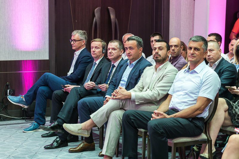 MERCrneGore's tweet photo. Državni sekretar Milan Srzentić na otvaranju Konferenciji @CTelekom: Tranzicija ka pametnim, održivim gradovima zahtjeva kolektivnu namjeru, saradnju i povjerenje između građana, države i #ICT sektora. #DigitalCG #SmartCity https://t.co/D0mQghq1r6