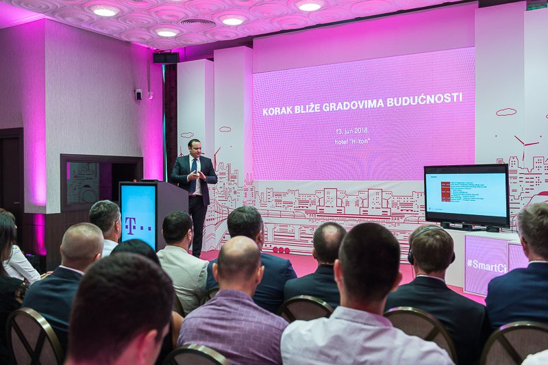 MERCrneGore's tweet photo. Državni sekretar Milan Srzentić na otvaranju Konferenciji @CTelekom: Tranzicija ka pametnim, održivim gradovima zahtjeva kolektivnu namjeru, saradnju i povjerenje između građana, države i #ICT sektora. #DigitalCG #SmartCity https://t.co/D0mQghq1r6