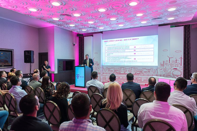 MERCrneGore's tweet photo. Državni sekretar Milan Srzentić na otvaranju Konferenciji @CTelekom: Tranzicija ka pametnim, održivim gradovima zahtjeva kolektivnu namjeru, saradnju i povjerenje između građana, države i #ICT sektora. #DigitalCG #SmartCity https://t.co/D0mQghq1r6