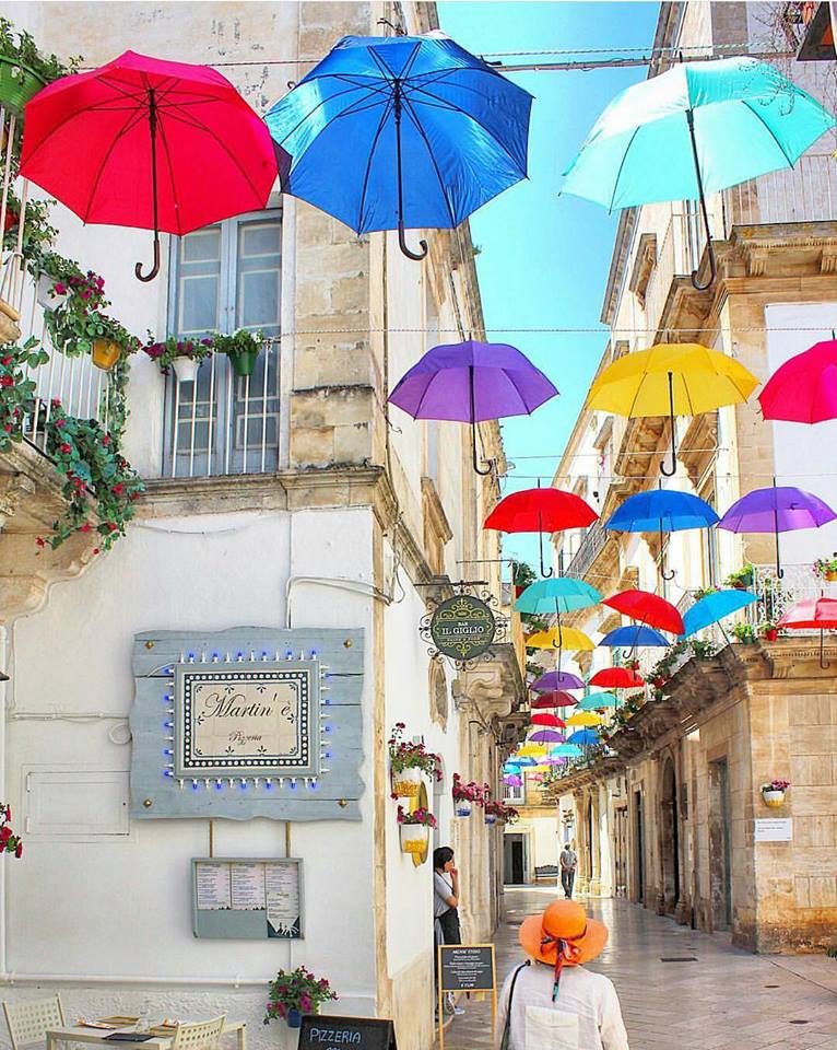 pugliaevents's tweet photo. Tra i vicoli di Martina Franca, lasciatevi guidare dai suoi colori, scoprite l’arte e la cultura 😊
Non perdete gli incontri, i film e i concerti della @FondPaoloGrassi verso il Festival della Valle d'Itria 👉https://t.co/dtA0CaeA9o
#WeAreinPuglia
📷 @instagram @vinkweb https://t.co/o3aMJbaRMB