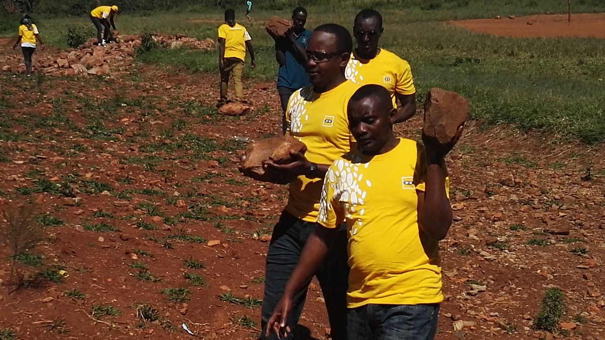 muvia555's tweet photo. 21 Days Yellocare in GS Murama, construction for water tank #BrighterLives  #YelloCare https://t.co/rLoKBDGP1b