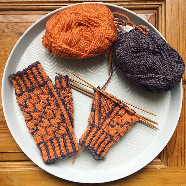 knitmastery's tweet photo. A glove and a bit! #gridlockmitts by @kazrbutler in @cambrian_wool.
#knitmasterypattern #wednesdaywip #wipwednesday https://t.co/uKIwN7hHjr https://t.co/cAyN4SUjXP