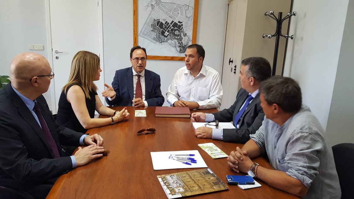 GVAhisenda's tweet photo. El conseller @vicentsolerm, junto con la SA de Hacienda @ferrando2_clara y el DG de Tributos, Eduardo Roca, durante su visita a la oficina de @generalitat para la elaboración de la Renta en Chelva, donde ha sido recibido por el alcalde, David Cañigueral. #Renda2017 #Méspropdetu https://t.co/PUIUFoNr1j