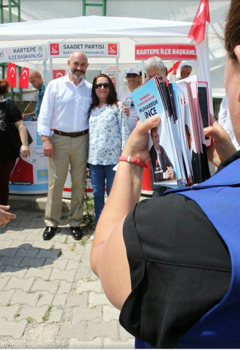 İYİ Parti adayı Ali Türkşen, Saadet Partisi standı önünde Chp broşürü dağıtan bir arkadaşın çektiği fotoğrafta vatandaşla aynı kareye giriyor.
Türkiye normalleşiyor düşmanlık kaybedecek dostluk kazanacak.