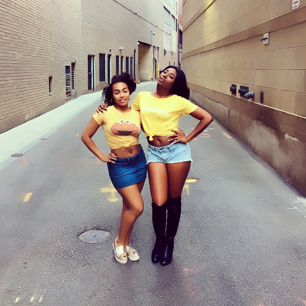 We paaaah’kd the caaaah’ and ready for our Boston run! <a href="/NazarriaW/">Nazarria Workman</a>  <a href="/BostonBroadway/">Boston Does Broadway</a> 🌼🛵🌟💛👖 <a href="/MotownMusical/">Motown The Musical</a>  #motownthemusical #motown #Boston #tourlife #yellowanddenim