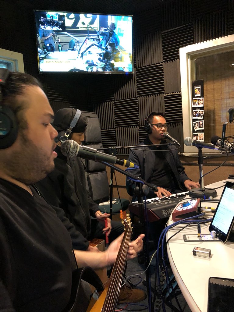 giasison's tweet photo. Intense #walwalsesh #hugotnight over at @boysnightout899 Nasaktan. Nadapa. Bumangon. Nag move on. Keep going guys! Tweet in your thoughts &amp; requests @sam_yg @_slickrick @_lovesurvivor https://t.co/rVgn73q7zF