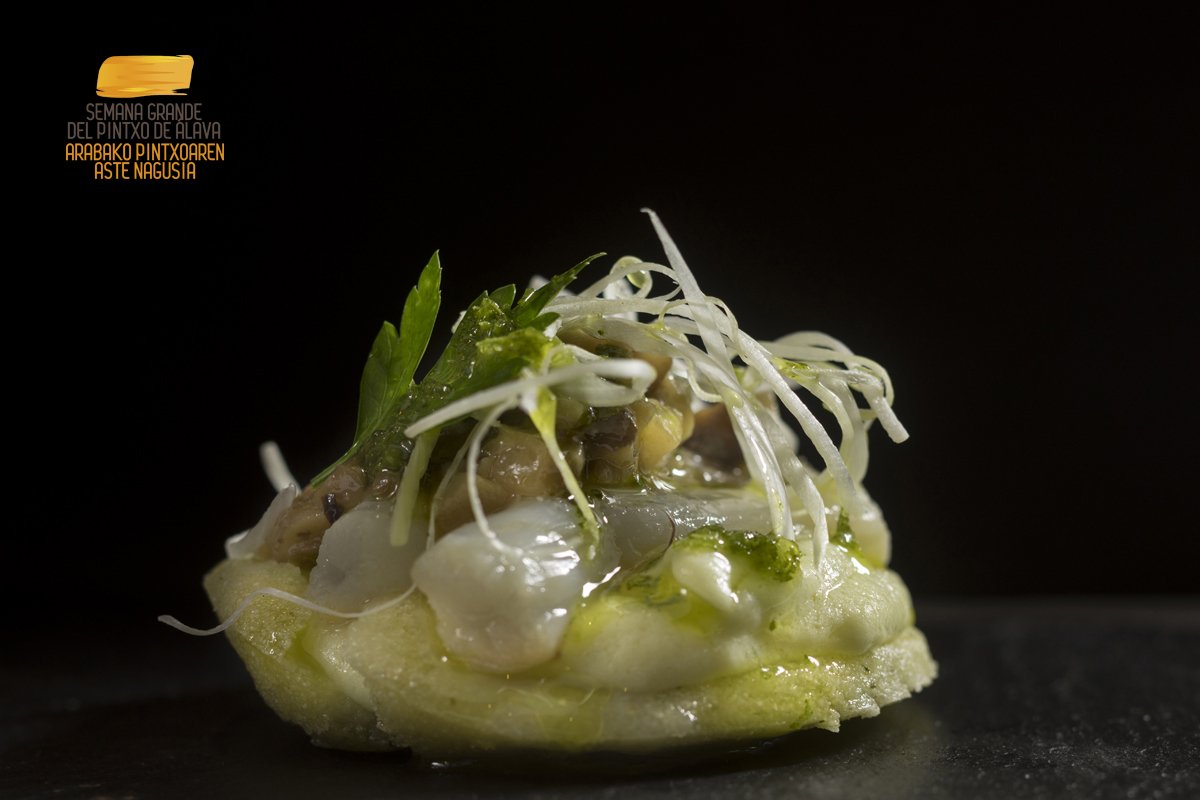 vitoriawinecity's tweet photo. Ya tenemos ganadores de la Semana @PintxosdeAlava. 🥇 para @PortalonVitoria con 'Bonito Cactus' 🥈 para #Triskari con 'Waneesia' y 🥉 para @sukalki, con 'Nikuman de Sukalki y Txakinarto'. Zorionak!! 🥂 https://t.co/igxt92Qz3R