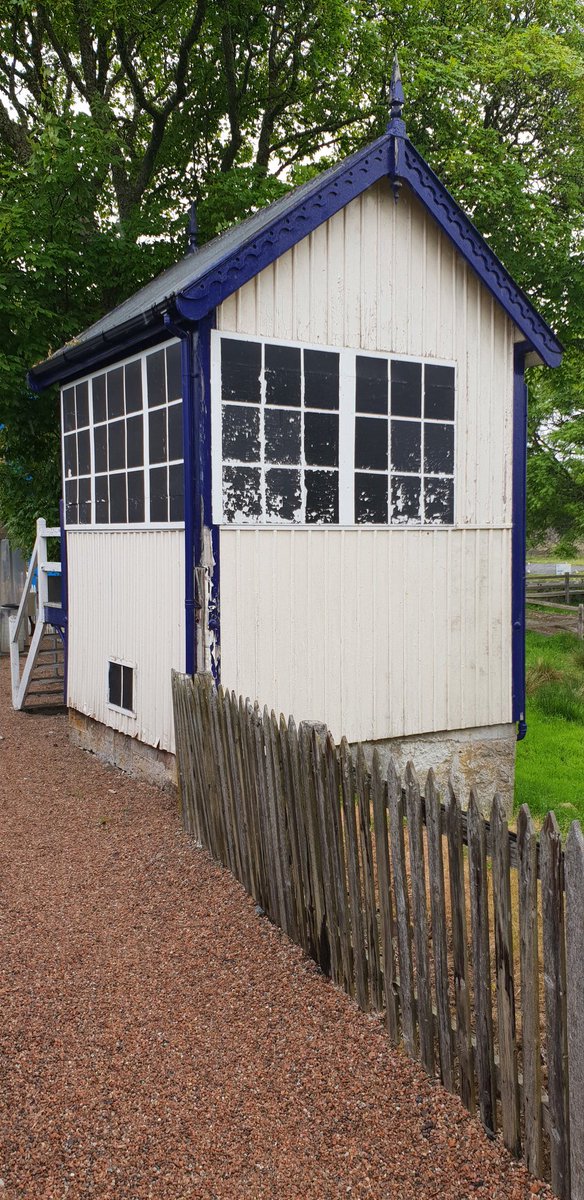 ToursByTrain's tweet photo. At Forsinard we spy a signal box, redundant for many years. The Far North line now uses a combination of 'sprung' points and the Radio Electronic Token Block (RETB) system, controlled from Inverness and with very few traditional lineside signals. #CabinCapture #ScottishScurry ^JG https://t.co/NhZivp5sNh