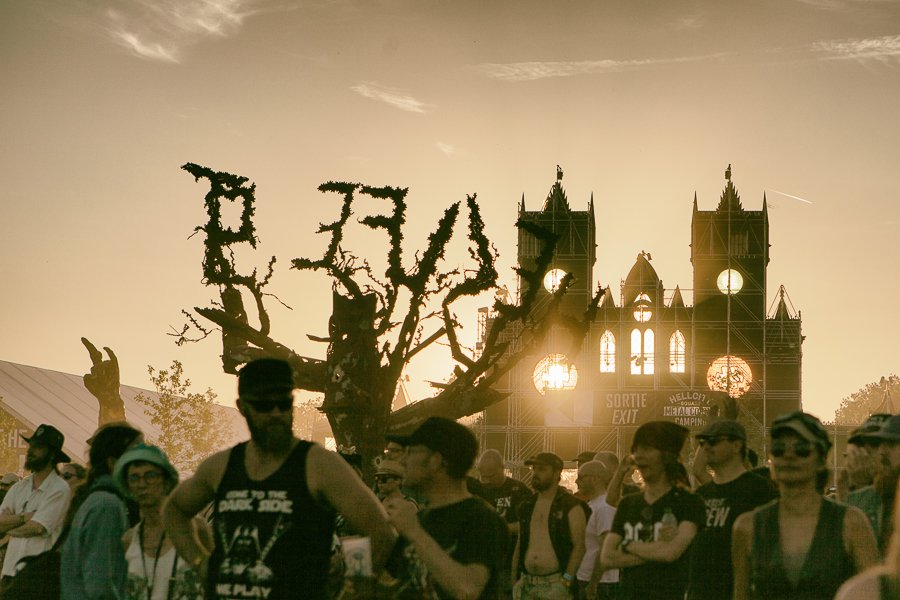 Le #hellfest approche à grands pas, #clisson est en ébullition et se prépare à vous accueillir. Pour les plus nostalgiques, je vous partage une #photographie de l'édition 2017... D'autres sont à découvrir sur mon site objectif-detourne.com