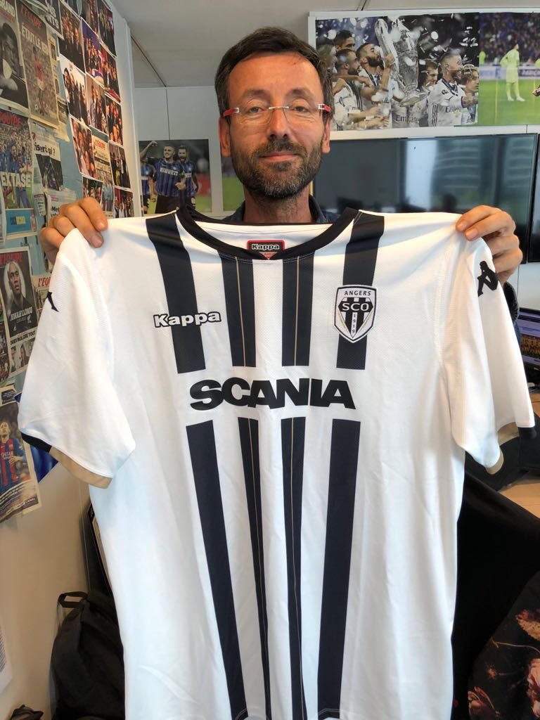 lequipedusoir's tweet photo. 💥🎁 À GAGNER CE SOIR !! 💥🎁 

Le nouveau maillot d'@AngersSCO dédicacé par la nouvelle recrue @Bahoken1993 ! 

RT &amp; FOLLOW pour tenter votre chance ! 

#EDS https://t.co/SaoaGV3Ff4