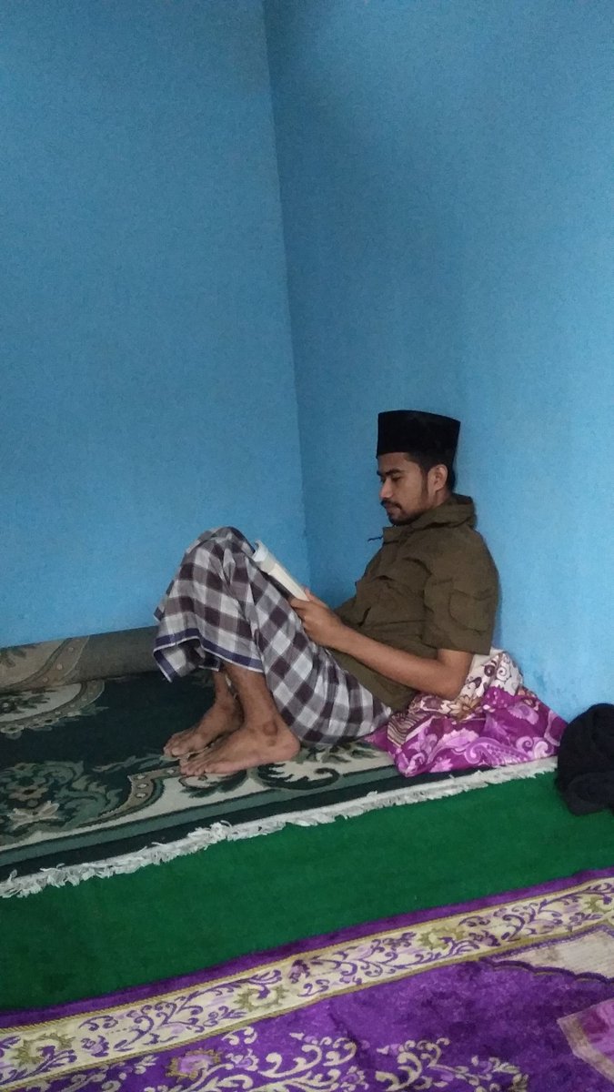 alfinrizalisme's tweet photo. Aku senang, bahkan di kampungku, @safarbanggai tak rapuh meski dengan sering ia diserang hawa dingin. Aku berpikir; membaca buku, sama halnya menghargai napasku. https://t.co/NyzjTdeCKF