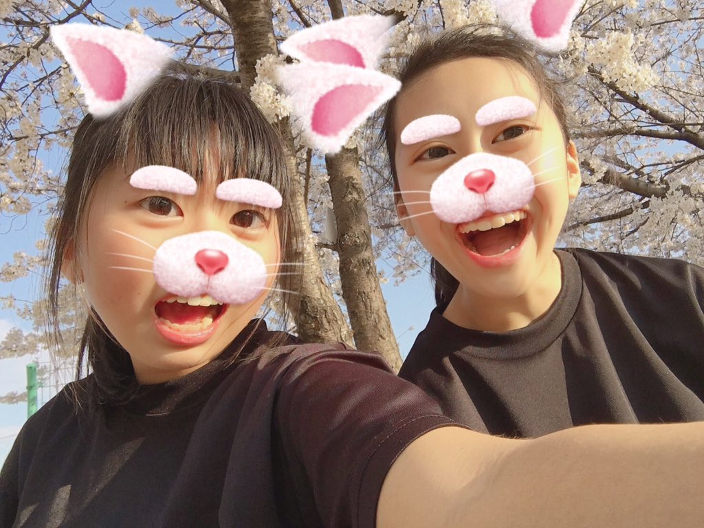 emma_x14's tweet photo. みなみHappybirthday🎂🎉♥

いつも、なんか顔につけてるみなみ笑
おめでとう！
これからも、ずっ友爆笑

いい一年に〜♪ https://t.co/foDkl4w2Vv