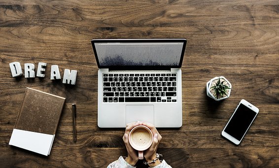HMCom_On's tweet photo. Après une formation complète en #graphisme , #Event , #Marketing et de nombreuses expériences professionnelles, je suis heureuse de vous annoncer la #création de HM Communication ! 👩‍💻🍾  #freelance #challenge 
➡️https://t.co/pje8wqN0E1 https://t.co/WmvCWA57mG