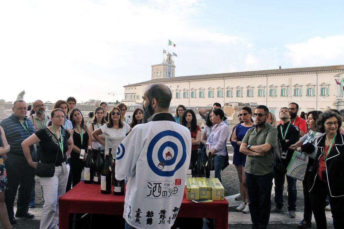ALES-SpA (@ales_spa) on Twitter photo Venerdì 15 giugno la splendida terrazza di <a href="/Scuderie/">Scuderie del Quirinale</a> , aperta in via straordinaria, ospiterà l’ultimo appuntamento di “Incontro con il sakè” a cura di Luca Rendina, per raccontarne la storia, le usanze e i riti. Per maggiori info 🇯🇵 scuderiequirinale.it #VisioniDalGiappone Venerdì 15 giugno la splendida terrazza di <a href="/Scuderie/">Scuderie del Quirinale</a> , aperta in via straordinaria, ospiterà l’ultimo appuntamento di “Incontro con il sakè” a cura di Luca Rendina, per raccontarne la storia, le usanze e i riti. Per maggiori info 🇯🇵 scuderiequirinale.it #VisioniDalGiappone