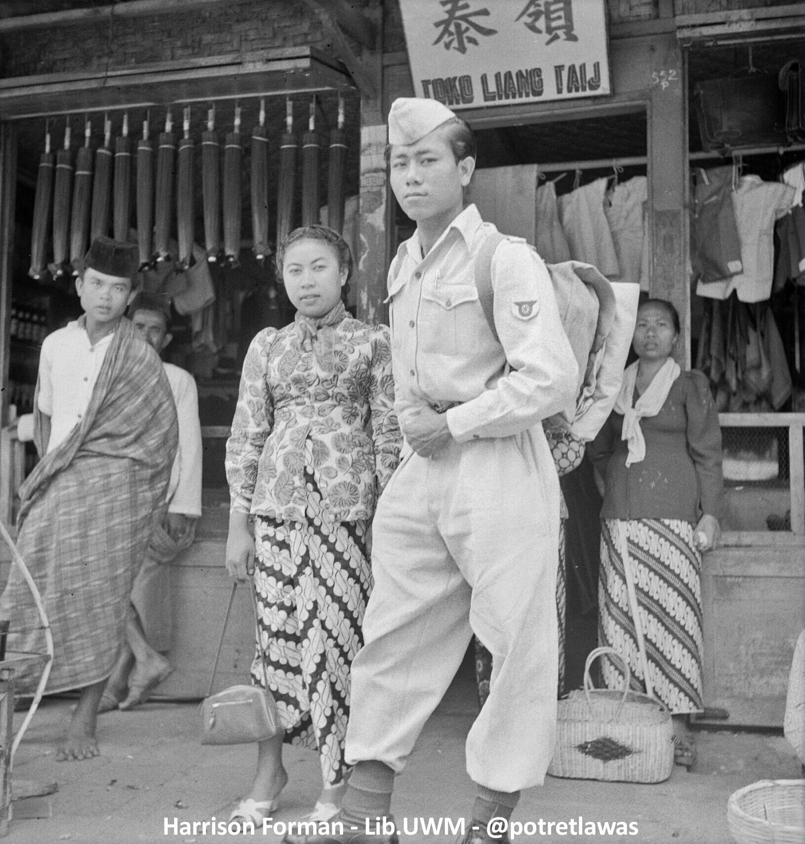 Potret Lawas on X: "Potret anggota Tentara Nasional Indonesia dan istrinya, awal 1950-an. Berjalan-jalan sebelum kembali ke barak~ https://t.co/h5mIlek8zq" / X