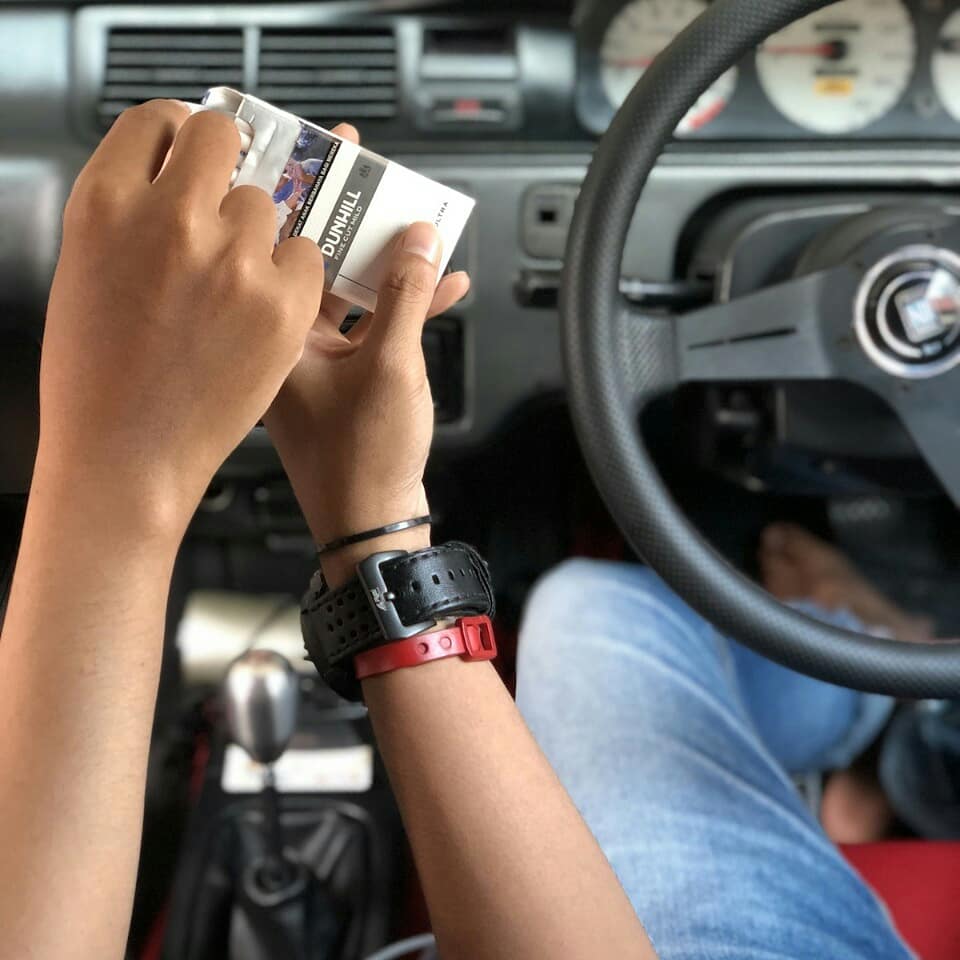 bunda_yumna18's tweet photo. Teman sejati itu yang sering berbagi, termasuk berbagi rokok. Tapi inget ya, yang dibagi rokoknya aja, bukan bau asepnya. Baginya Dunhill Mild Ultra, bau asepnya nggak nempel di baju. #UltraLessSmell @_Richo_ @Komareia_Reia @iamratih @tri_setya86 @nink_nonk4 @Ndafatila15 https://t.co/5qdSl7XDvg