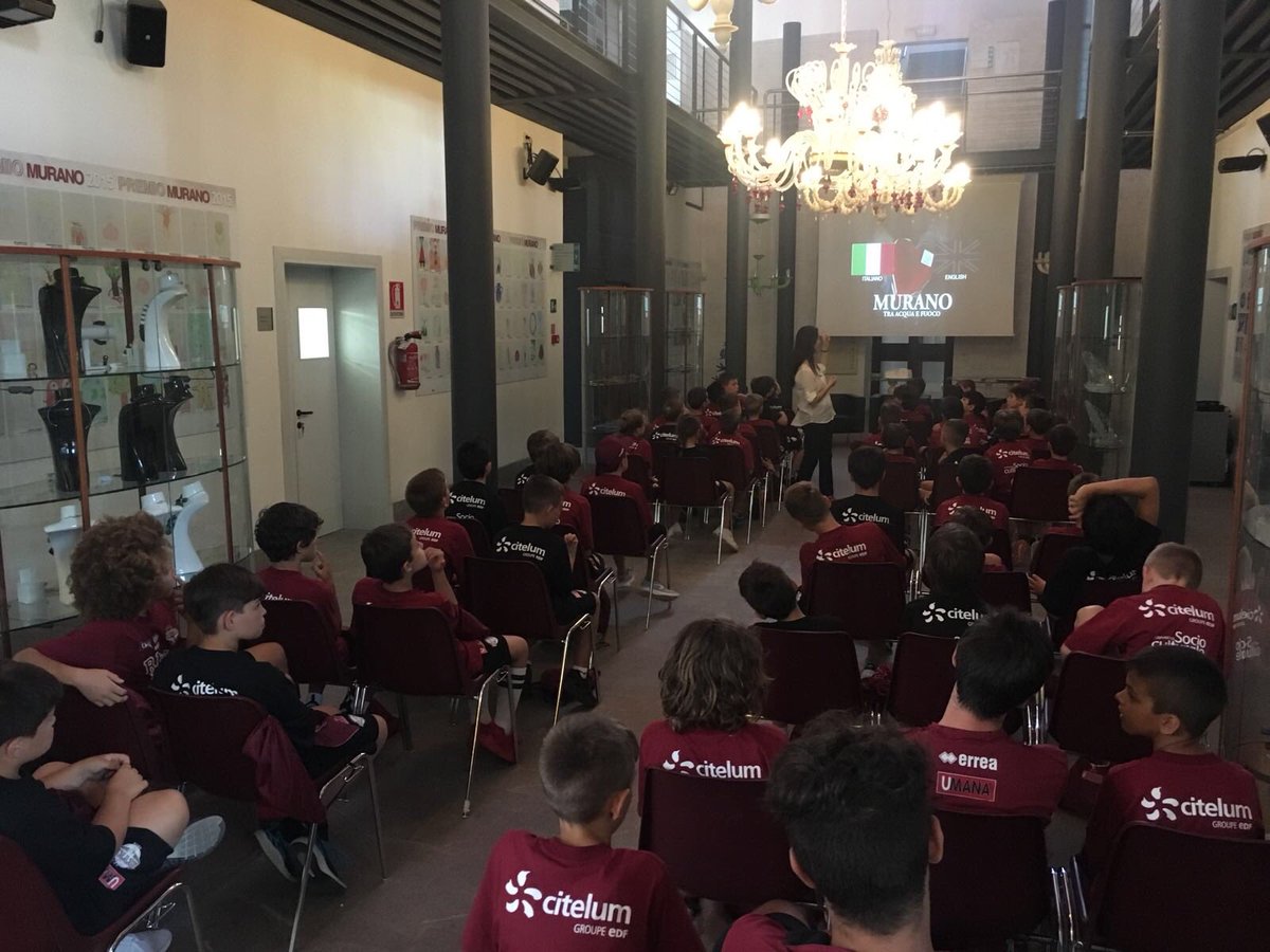 REYER1872's tweet photo. #ReyerCityCamp 🏀😎☀️: mattinata dedicata alla visita della Scuola Del Vetro @AbateZanetti di #Murano‼️I ragazzi hanno scoperto come si produce il vetro... e si sono messi all’opera 👏🦁✌️! Buon divertimento! #ReyerUp https://t.co/t9nErl88Tg
