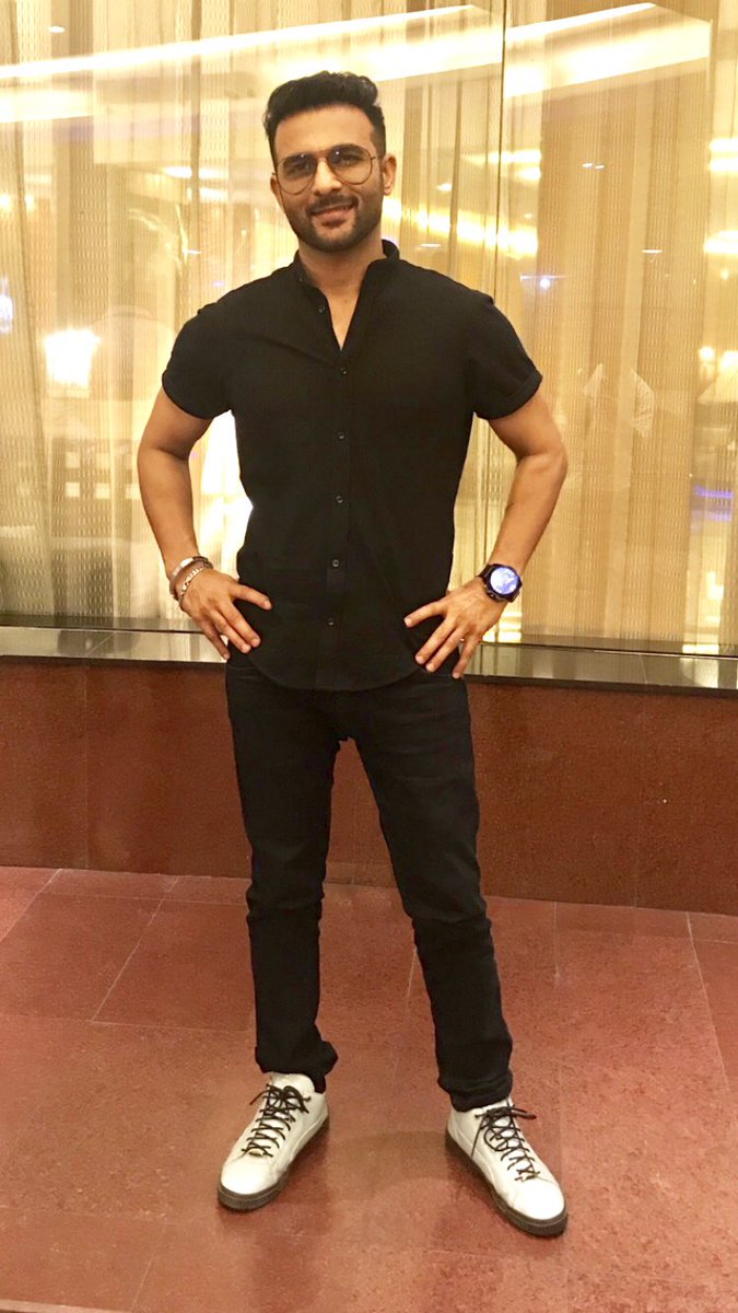 Kehndi : 😊
 Door khada khada kaahton jana sangi ve
Fer kehndi :
Main mere maapeyan tere naa mangi ve 😝
Thank u all ji for loving our beautiful Film and this beautiful song 
#golakbugnibanktebatua #rhythmboyzentertainment ..lots of love 💐😊