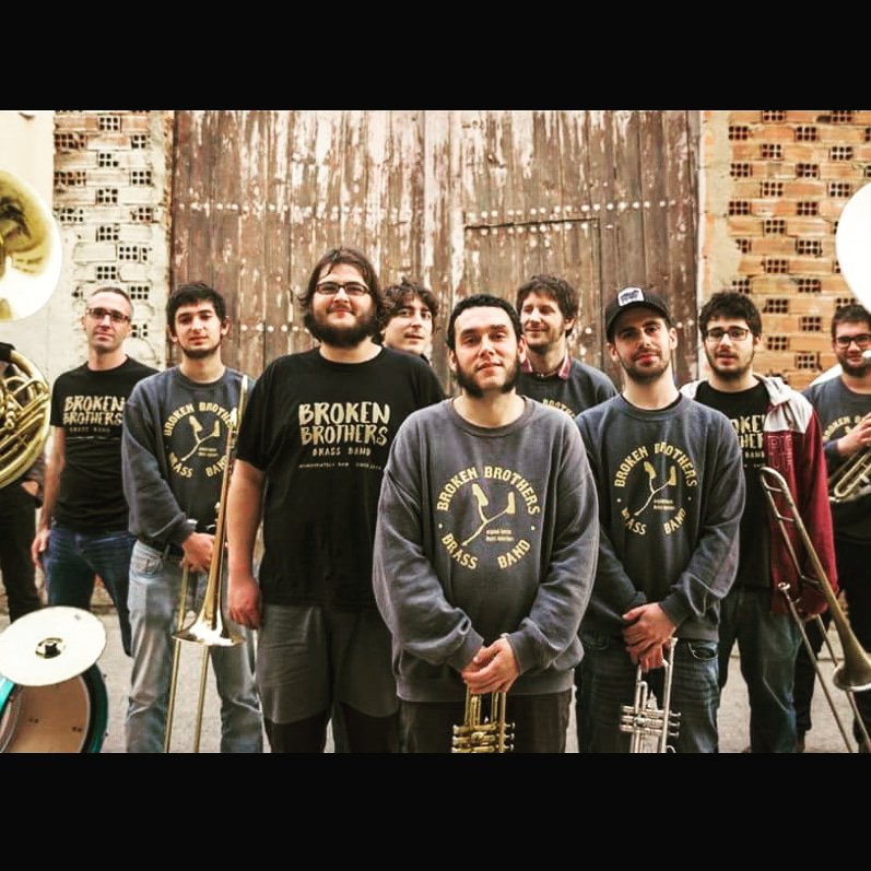 Otro de los grupos que nos acompañará es <a href="/BrokenBrothers/">Broken Brothers B.B.</a> 

La música de la Broken Brothers se basa en el sonido callejero y festivo de las Brass Bands contemporáneas de New Orleans. Siendo la improvisación colectiva su característica central. 

¡Nos vemos en las calles!