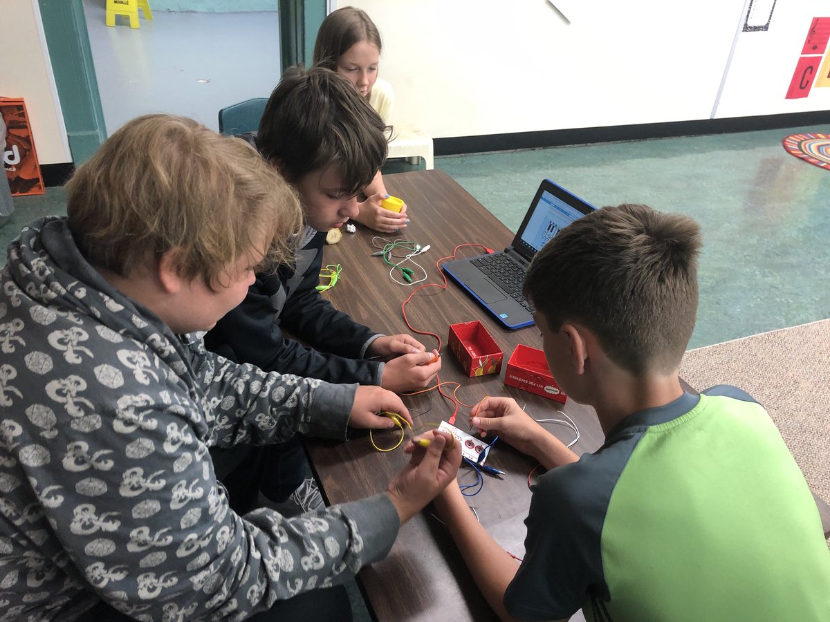 gkyfranzen's tweet image. Gr 6 students at @infoAlexandraPS  are getting started with their Makey Makey projects! #TLDSBcode #TLDSBlearns