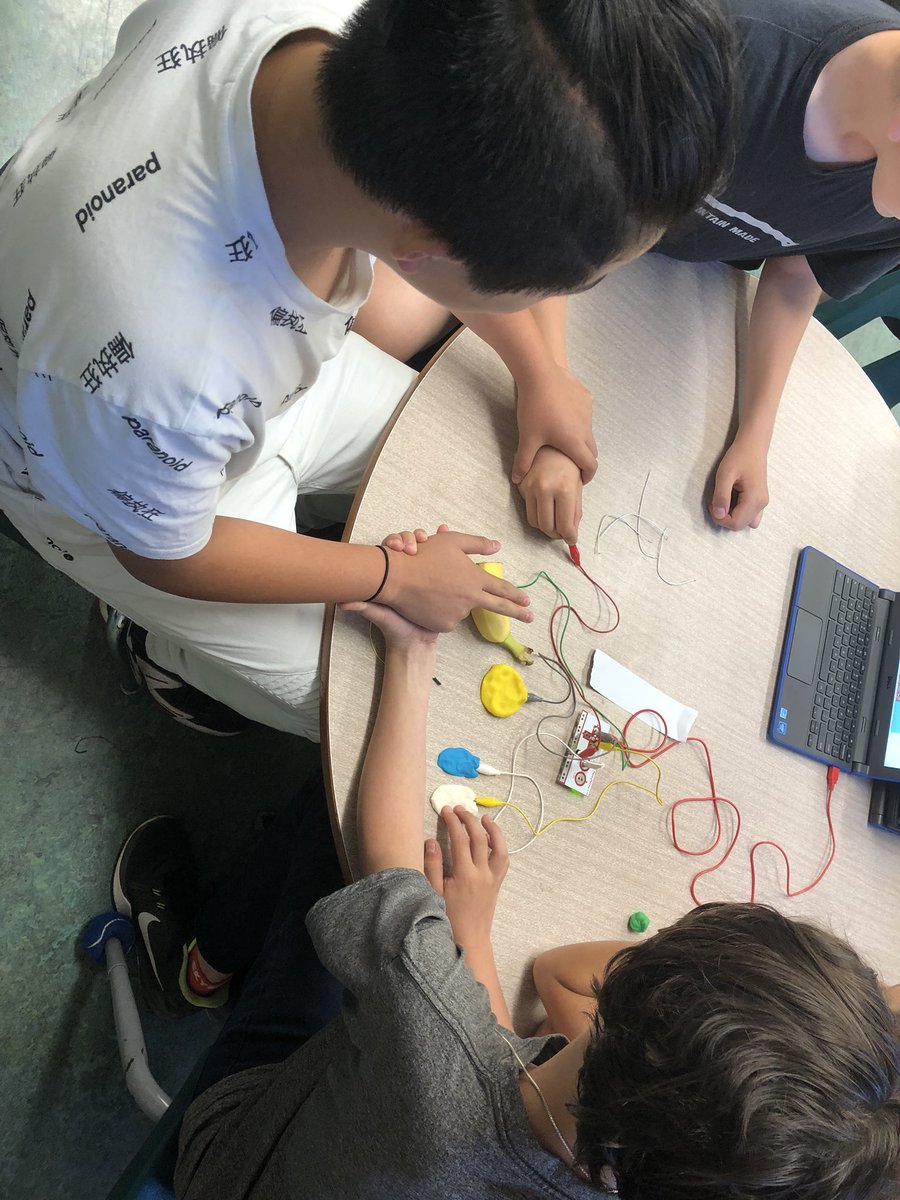 gkyfranzen's tweet image. Great circuit happening!! @infoAlexandraPS #TLDSBcode #TLDSBlearns #MakeyMakey