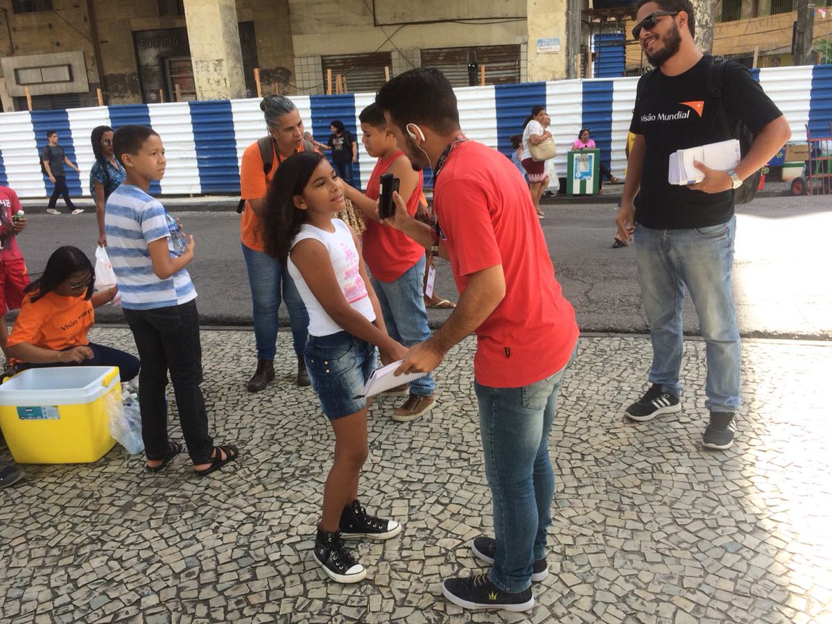 visaomundialbr's tweet photo. O combate ao #trabalhoinfantil continua na pauta das nossas ações essa semana. Hoje, no Recife, foi dia de receber a imprensa da @folhape e @RadioFolha_FM, que registrou  a atividade realizada com nossas crianças na Praça da Independência.  #VMBnaMídia #ItTakesAWorld https://t.co/awPB7ndUHf