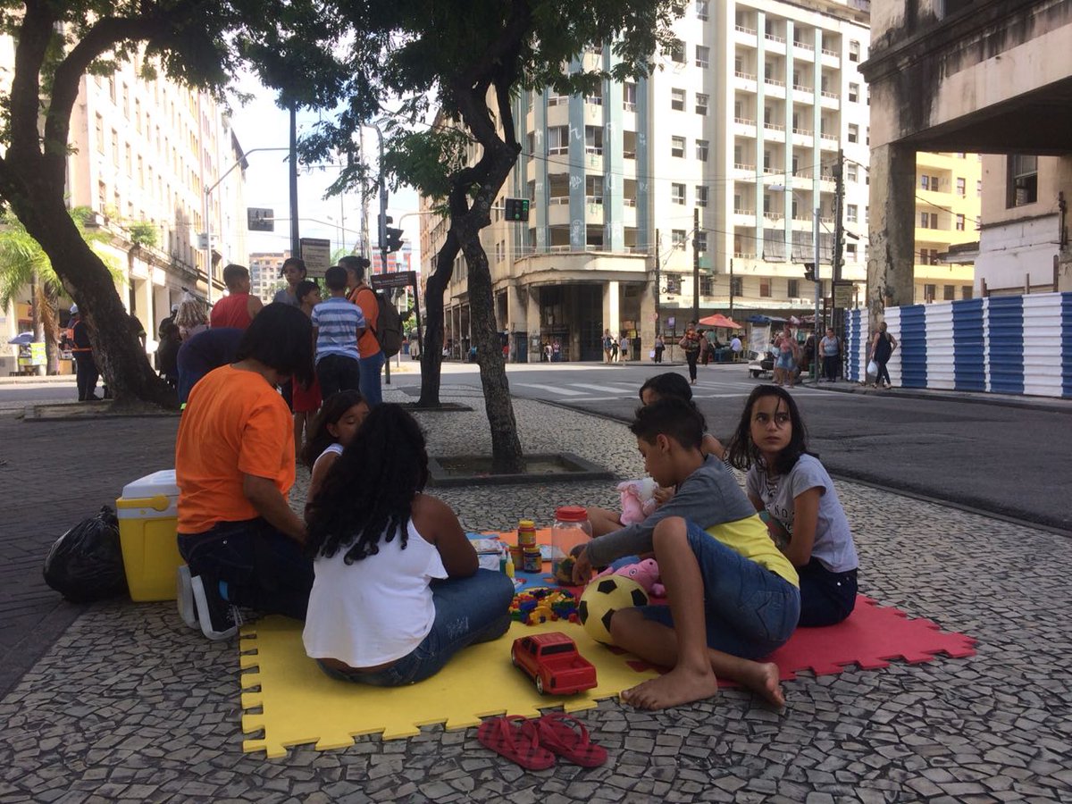 visaomundialbr's tweet photo. O combate ao #trabalhoinfantil continua na pauta das nossas ações essa semana. Hoje, no Recife, foi dia de receber a imprensa da @folhape e @RadioFolha_FM, que registrou  a atividade realizada com nossas crianças na Praça da Independência.  #VMBnaMídia #ItTakesAWorld https://t.co/awPB7ndUHf