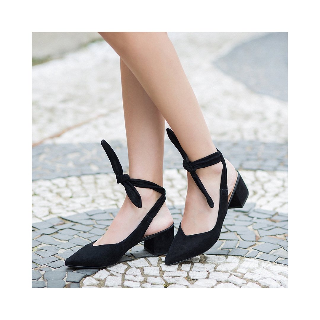 scarpin com laço no tornozelo