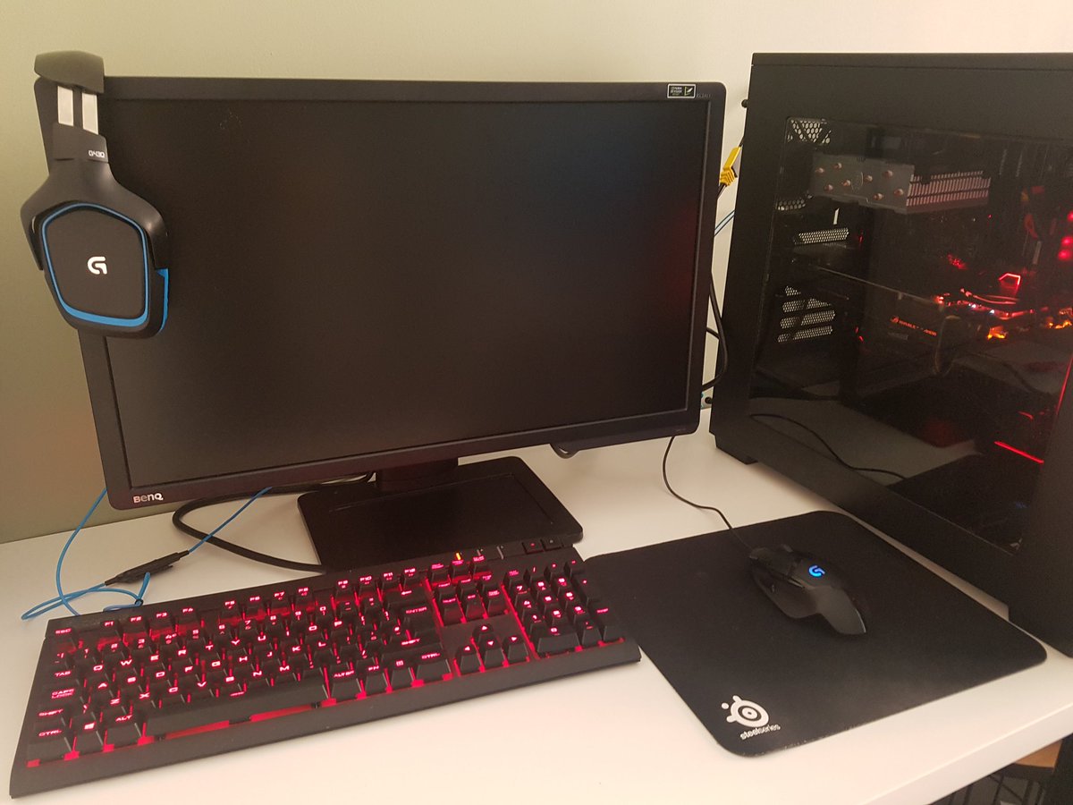 Siiryn_'s tweet photo. Feels good to not have to play on a laptop on a coffee table and sit on the floor 😄😄😄 https://t.co/QWZWIV2Y2w