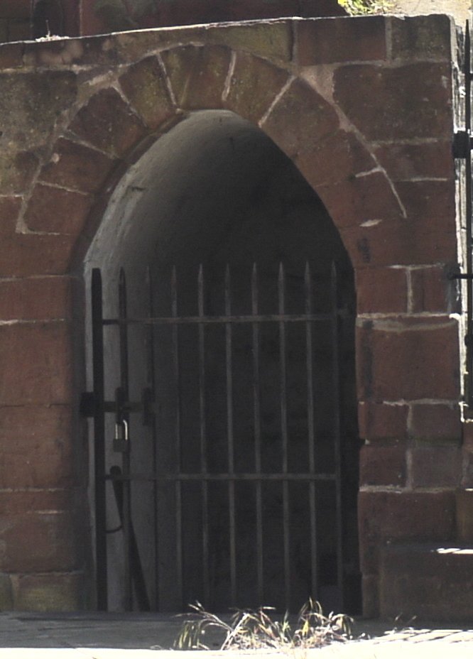 Dwuddy's tweet photo. Finally, th Salley Gate #CHBldg100 ( 26) - unlocked lst year as alternative entrance.  My fave part. When Assembly members needed to open it to tell King abt town's capture at start of Civil War siege... they couldn't find the key. Easily done.  #guildfact. @2018MysteryPlay 8/8 https://t.co/iGVzJTgO7G
