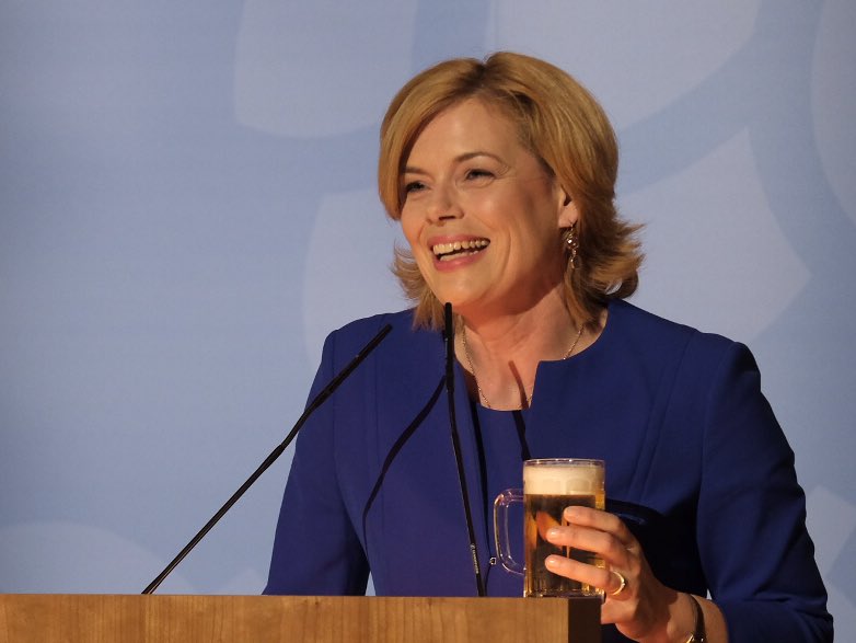 LVBWBerlin's tweet photo. Die neue #Bierbotschafterin, Bundesministerin @JuliaKloeckner bei ihrer Amtseinführung in der @LVBWBerlin @germanbrewers https://t.co/pU3tt8jozX