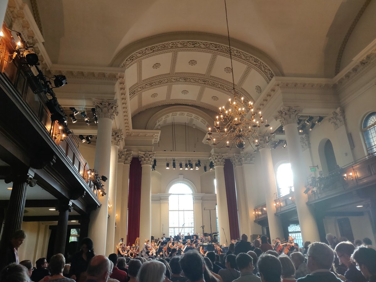 A full Hall and the sun streaming in, glorious evening for a concert at @StJohnsSmithSq