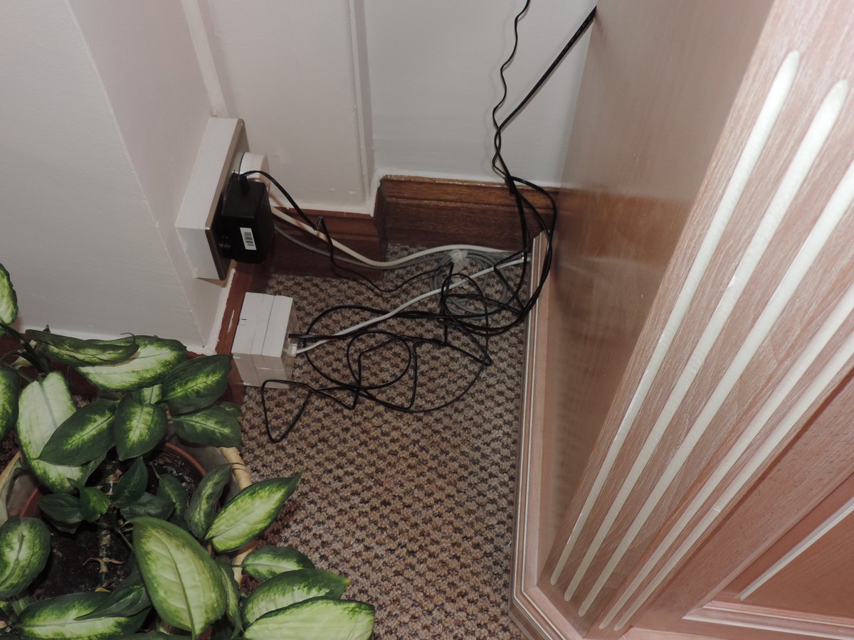 ColinCPatterson's tweet image. @pushinclips Have you ever tried to secure #cable in a #tight #spot with the traditional clip with the nail how do you hold the cable and the #clip then try and hit with your #hammer #ouch hit my #fingers again.