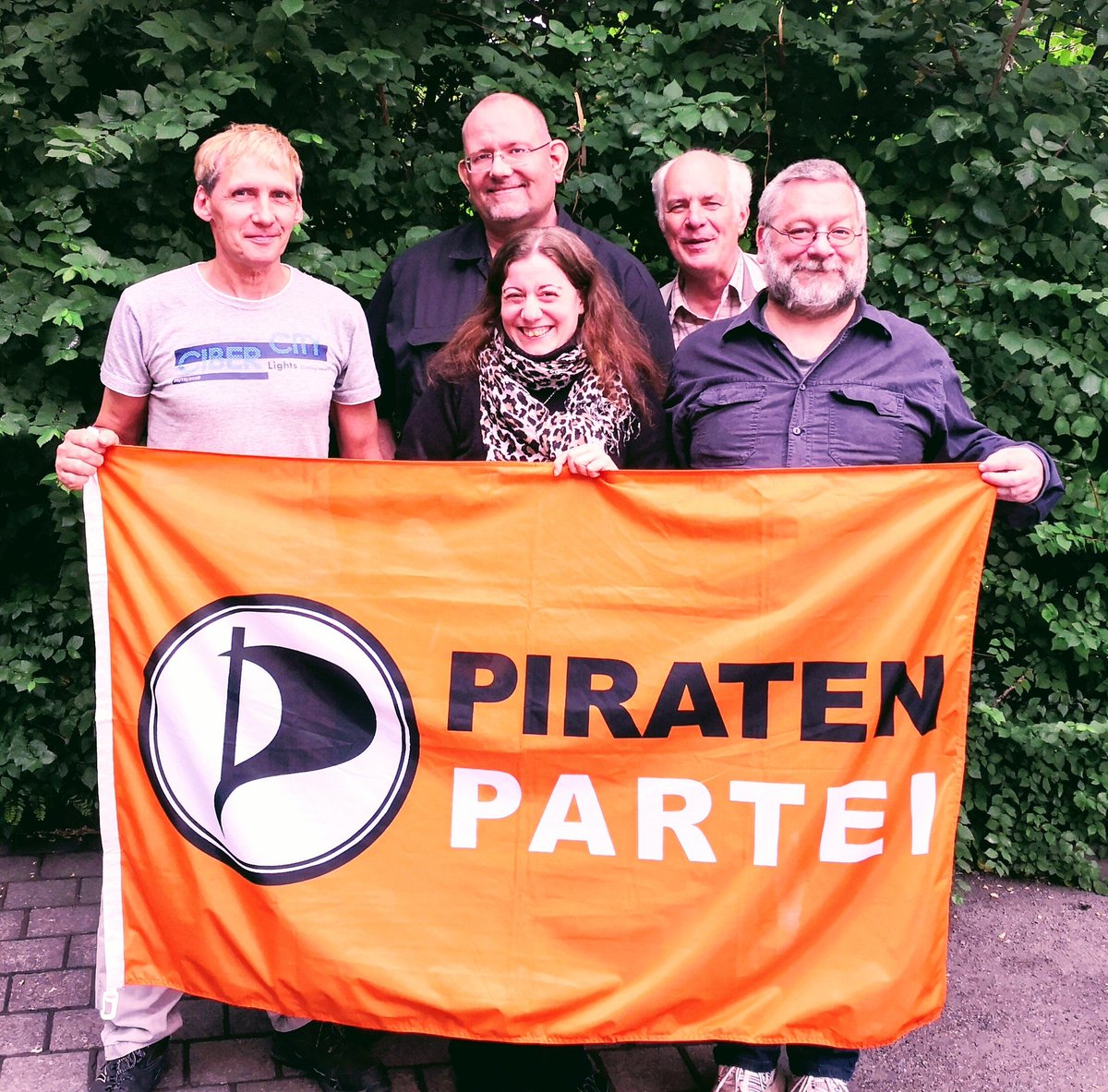 PiratenHannover's tweet photo. Heute präsentieren wir den neuen Vorstand aus der Region Hannover. Wir gratulieren @tomvomizh  @Mike_Wall_Pirat @MHFFMNN @JackyDOS @ukopec und Reiner Budnick. 😎 #Piraten #Hannover https://t.co/MklW6A4gCM