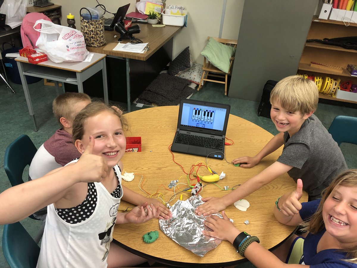 gkyfranzen's tweet image. Grade 3s at @infoAlexandraPS are making beautiful music with Makey Makeys! #TLDSBlearns #TLDSBcode