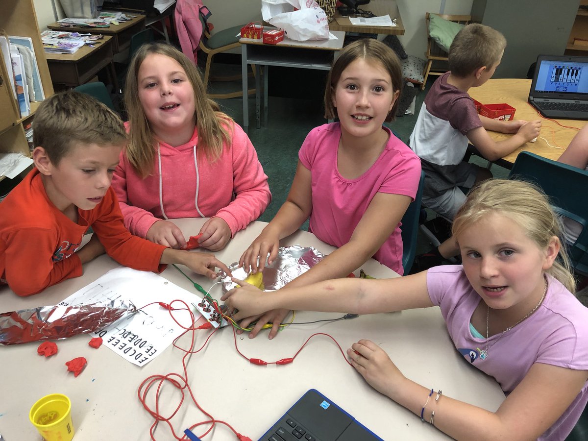 gkyfranzen's tweet image. Grade 3s at @infoAlexandraPS are making beautiful music with Makey Makeys! #TLDSBlearns #TLDSBcode