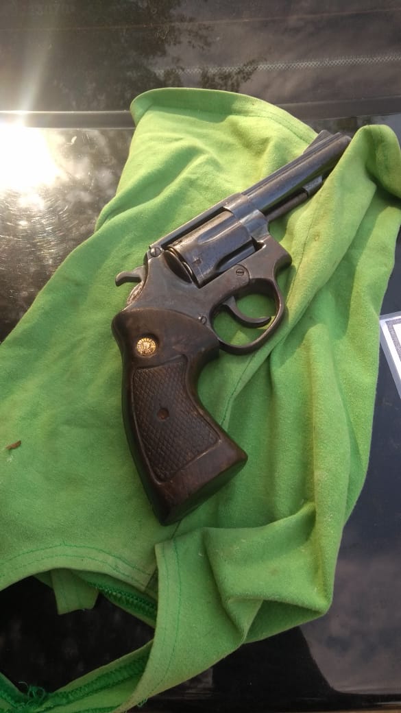 PMERJ's tweet photo. Três criminosos são presos, por policiais do #24BPM, após roubarem caminhão com carga de bebidas em #Japeri. Parte da carga foi recuperada e um revólver e um veículo foram apreendidos. Ocorrência na #63DP. #PMERJ #ServireProteger 🚔👮🏽♂️ https://t.co/6DJdiJD2L2