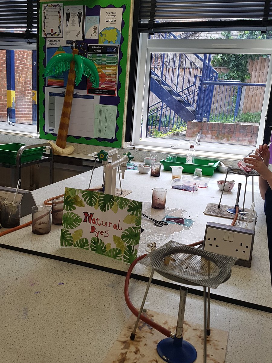 SholingScience's tweet photo. Tstc science club showing Year 5 students some exciting science experiments #scienceclub #inspiring #tstc @SholingScience @BoehmeSolveig https://t.co/IaEdCACC7V