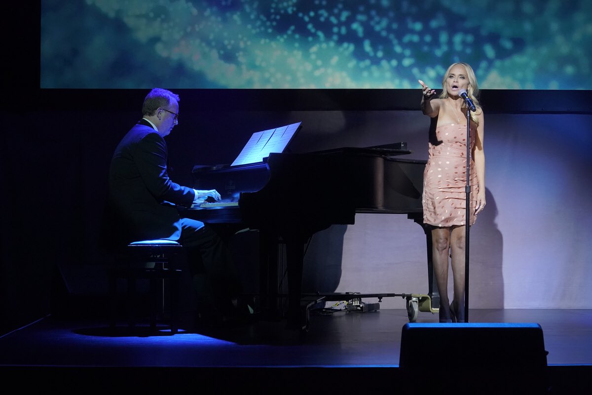 UniIntlStudios's tweet photo. Emmy and Tony award-winning actress and singer, Kristen Chenoweth, performs with Bob Greenblatt, Chairman NBC Entertainment during the BANFF 2018 Rockie Awards Gala.
@BanffMedia #BanffMedia #BANFF2018 @kchenoweth https://t.co/9GMSum5Gbl