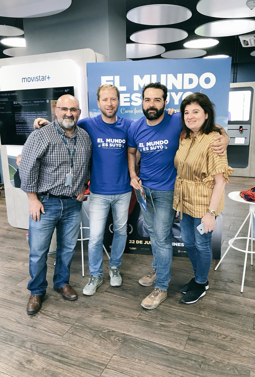 TrenadoAntonio's tweet photo. #elmundoessuyo #buenagente #CineConmisCompadres #22J esperando la premier !! Saludos https://t.co/2bD50ut4Sb