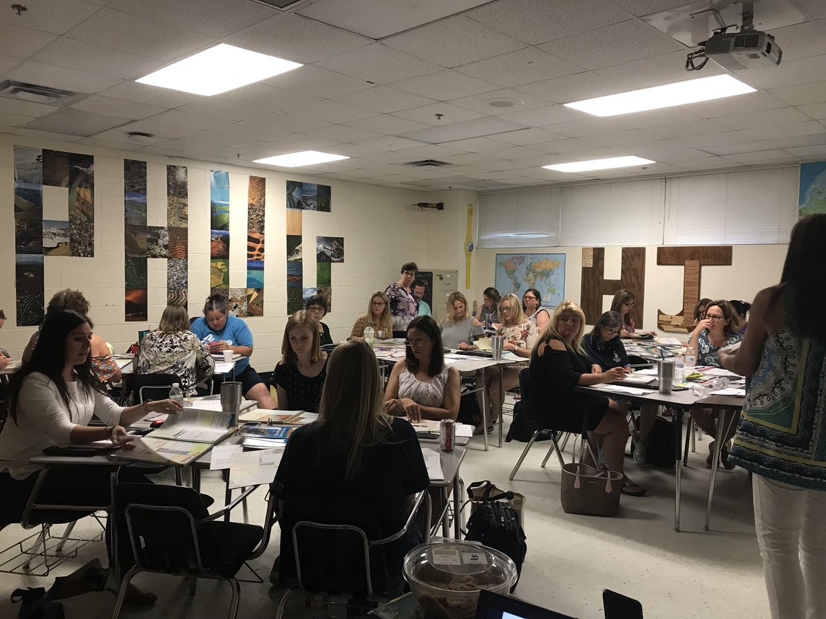 rjlucas28's tweet image. Another FULL session of fantastic K-5 teachers learning all about their new science resource at #VCSLearns!
Empowering #VCSscientists